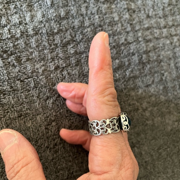 Inspiranza faux sapphire ring! - Picture 4 of 5